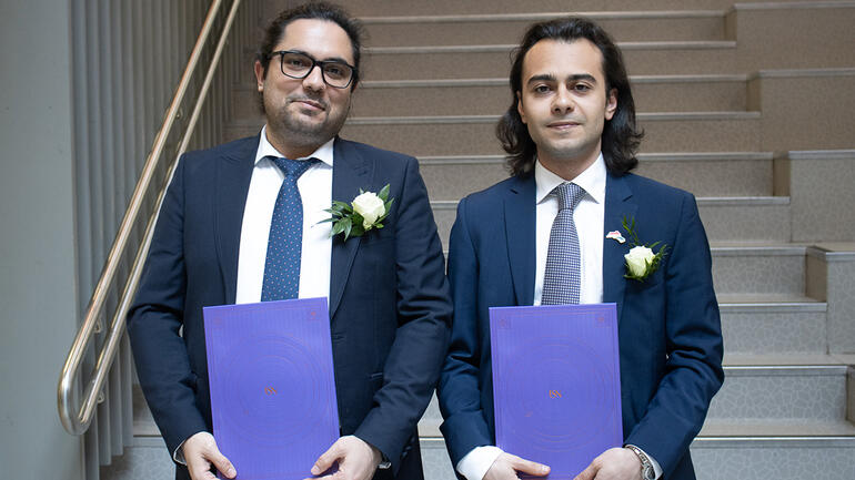 To mannlige doktorander med diplom