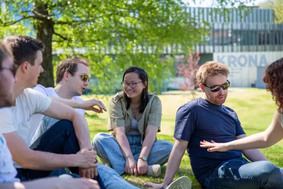 Studenter på gresset på campus Kongsberg