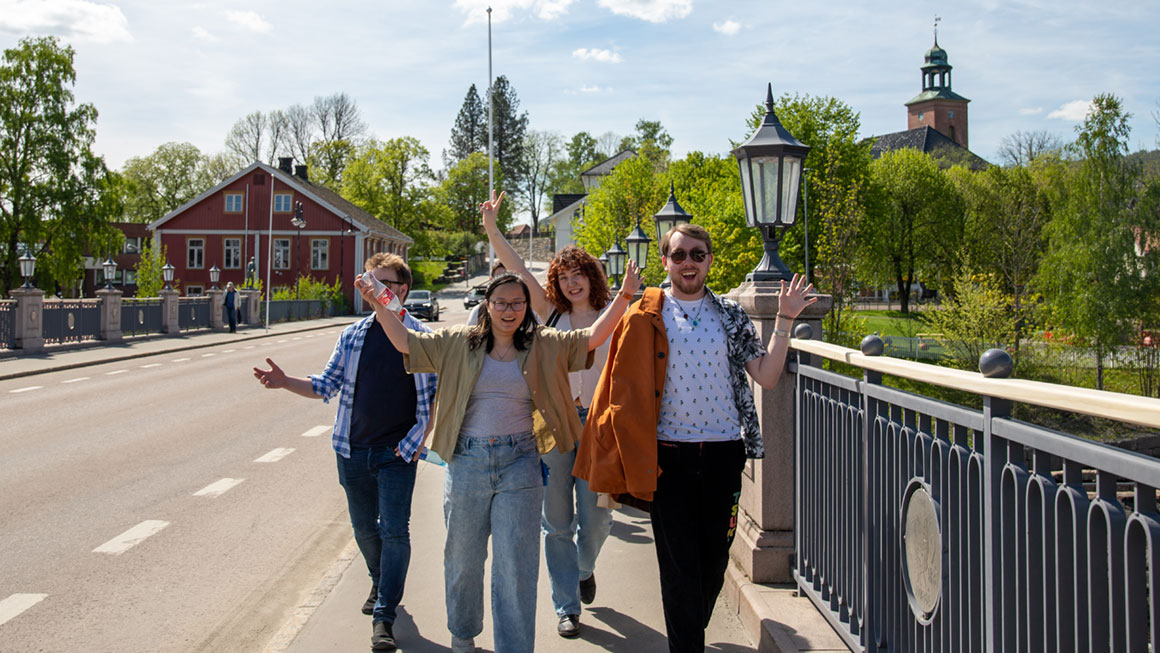 Studenter på bybrua i Kongsberg