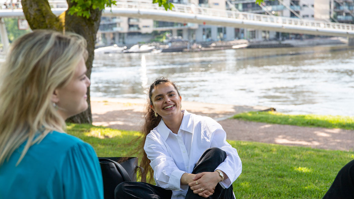 Studenter sitter ved elva i Drammen