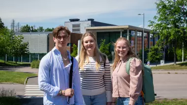 Tre studenter foran campus Vestfold