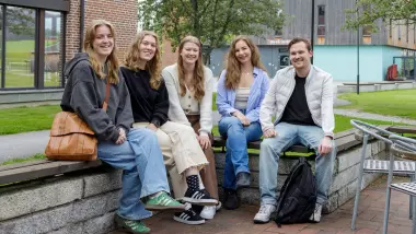 Fem studenter utenfor campus Bø