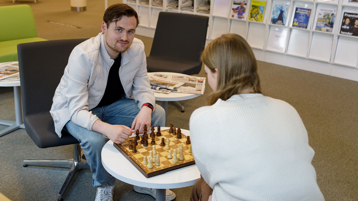 To studenter spiller sjakk