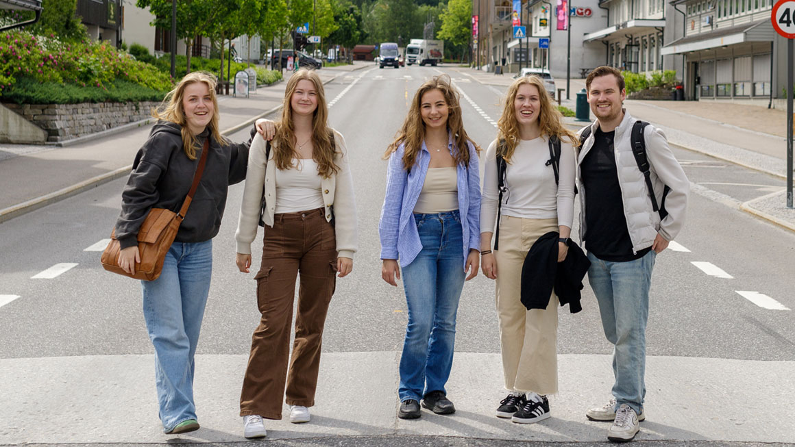 Fem studenter i Stasjonsgata i Bø