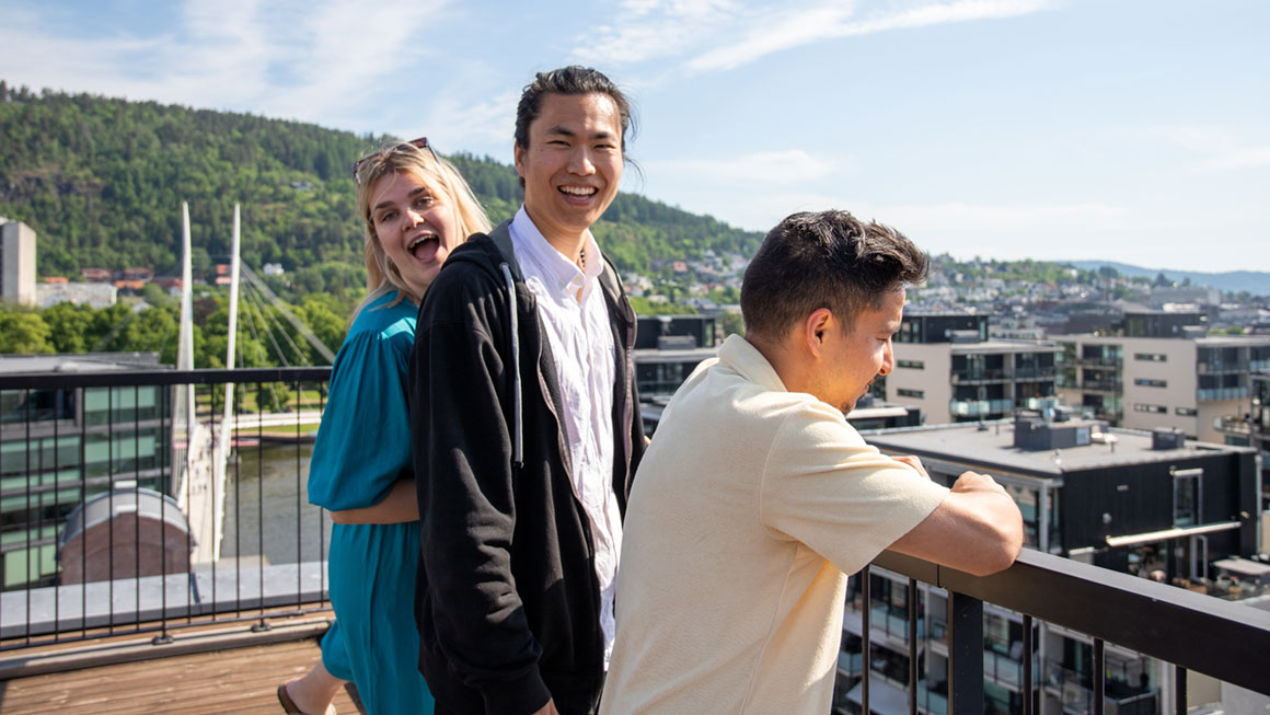 Tre studenter med utsikt til campus Drammen