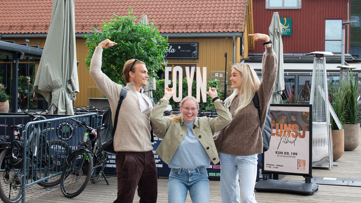 Tre studenter foran Foynhagen