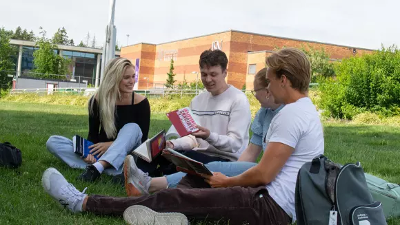 Studenter utenfor campus Vestfold