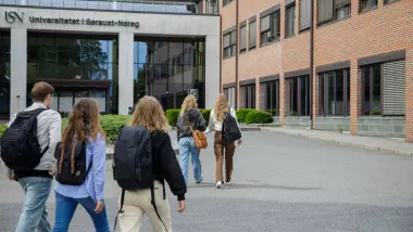 Studenter på vei inn på campus Bø ved Universitetet i Sørøst-Norge