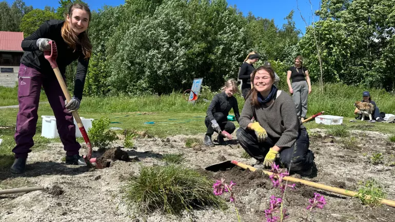 I forgrunnen: Mari Burger og Susannah Gilbu på anlegger blomstereng på campus Bø